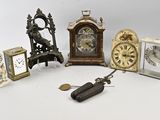 de nombreux types d'horloges posées sur une table