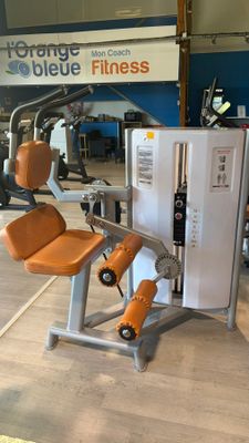 a machine that is sitting on the floor in a gym