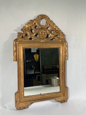 un miroir accroché au mur