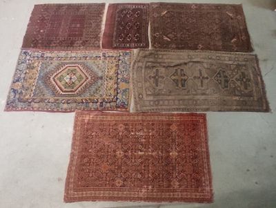 plusieurs tapis sont disposés sur le sol d'une pièce