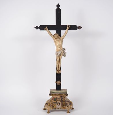 Grand crucifix XVIIIème en faïence polychrome, base ornée de…