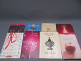 plusieurs livres sont alignés sur une table