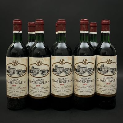 six bouteilles de vin sont alignées sur un fond noir