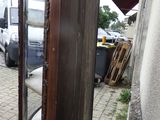 une grande armoire en bois avec une porte vitrée à l'extérieur