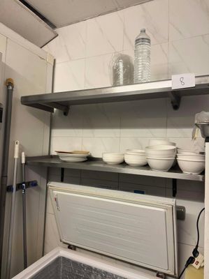 une cuisine avec un évier et une cuisinière