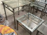 beaucoup de tables et de chaises en verre dans une pièce