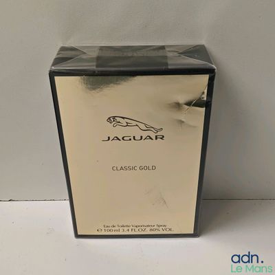 gros plan d'une boîte de parfum sur une surface blanche