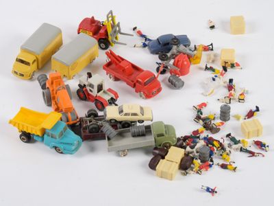 un grand nombre de petites voitures et de camions sur une surface blanche