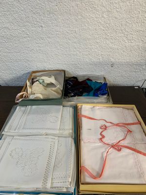 deux boîtes de chiffons et une paire de ciseaux posés sur une table