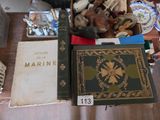 une table sur laquelle se trouvent de nombreux livres et d'autres objets