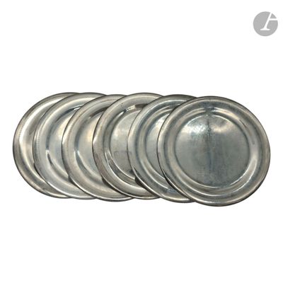 un ensemble de six assiettes en argent empilées les unes sur les autres