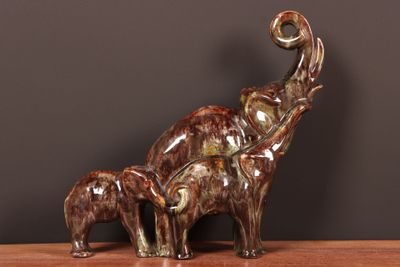 deux éléphants qui se tiennent l'un à côté de l'autre sur une table