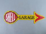 Panneau de garage en forme de coquillage jaune avec une flèche rouge pointant vers la droite