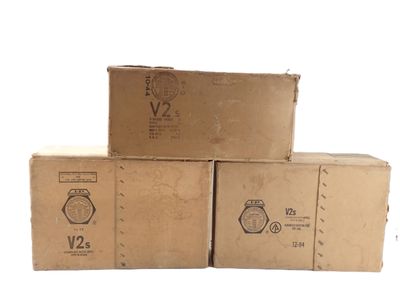 trois boîtes sont empilées les unes sur les autres sur une surface blanche