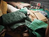 un tas de sacs et de couvertures sur un lit