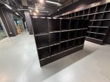 une bibliothèque noire au milieu d'une pièce