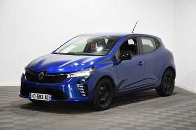une voiture bleue garée dans une pièce au sol en damier