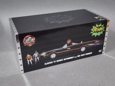 Coffret comprenant la Batmobile de la série télévisée classique « Batman » et une figurine du Joker