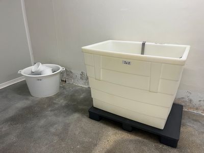 une baignoire blanche posée sur un socle noir