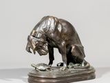 une image représentant une statue en bronze d'un chien tenant un poisson dans la gueule
