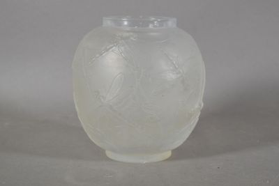 un vase en verre orné d'un motif représentant un oiseau