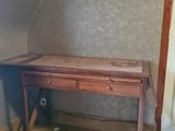 un petit bureau dans un coin de la pièce