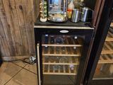 un petit réfrigérateur équipé d'un compartiment à vin