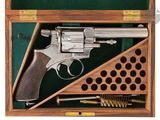 le pistolet se trouve dans une boîte en bois recouverte d'un couvercle vert