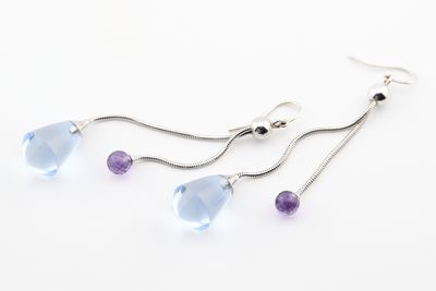 une paire de boucles d'oreilles ornées de pierres bleues et violettes