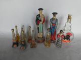 de nombreuses bouteilles en verre et figurines posées sur une table