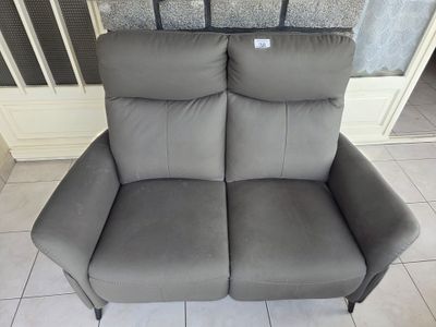 un fauteuil inclinable gris posé sur un sol carrelé