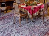 une salle à manger avec une table, des chaises et une cheminée