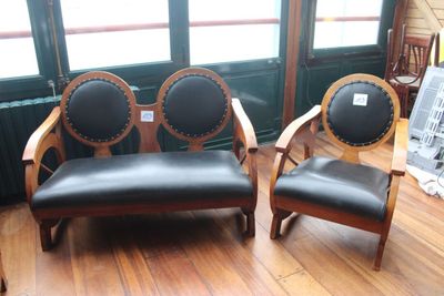 deux chaises et un banc dans une pièce