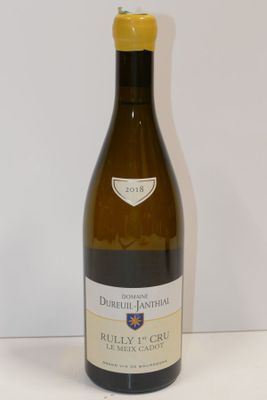 une bouteille de vin posée sur une table