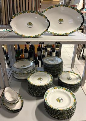 de nombreuses assiettes et bols posés sur une étagère dans un magasin