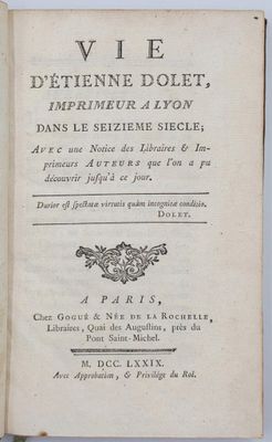 un livre ouvert sur lequel figure l'image d'un chien