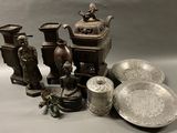de nombreux types de vases et de bols sur la table