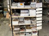 une grande pile de papiers posée sur une étagère dans un entrepôt