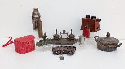 un grand nombre d'objets posés sur une table