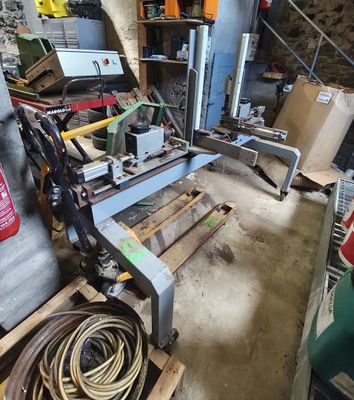une machine placée au milieu d'une pièce