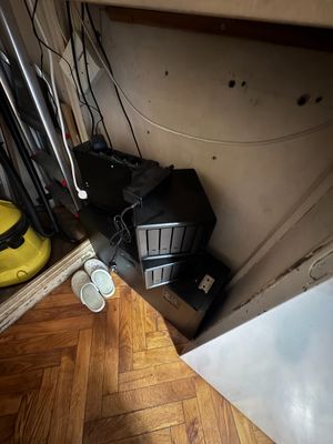 une pile de bagages posée par terre près d'une porte