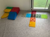 une pièce dont le sol est recouvert de nombreux carreaux de différentes couleurs
