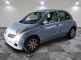 la photo d'une petite voiture bleue garée dans un garage