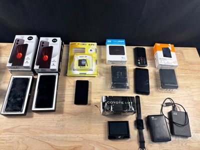 de nombreux appareils électroniques posés sur une table