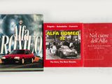 deux livres posés sur une surface blanche, avec une voiture rouge en arrière-plan
