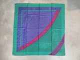 une écharpe carrée verte et bleue, ornée d'un motif rose et bleu