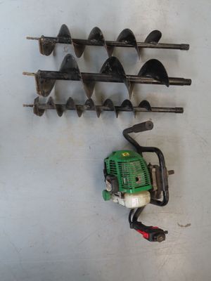 une photo d'un porte-outils de jardin fixé au mur
