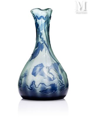 un vase bleu et blanc posé sur une surface blanche