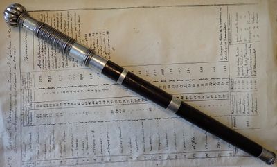 un stylo posé sur une feuille de papier