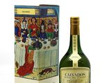 une bouteille de Cusinner à côté d'un carton de vin